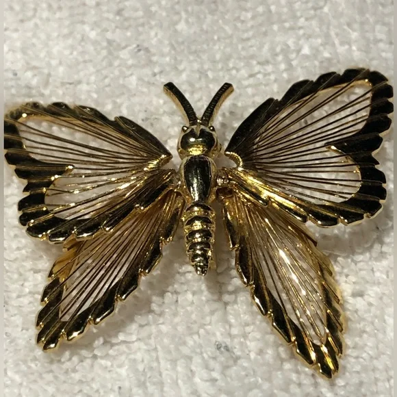 Monet Butterfly Brooch Vintage Gold Tone Open Wire Filigree Pin 1.75 x 1.75 - Picture 4 of 4